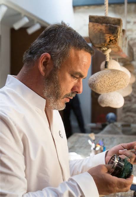 Ángel León en una cocina junto a ingredientes marinos
