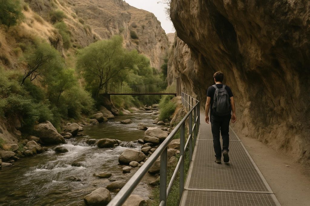 Puente colgante sobre el río Monachil en Los Cahorros